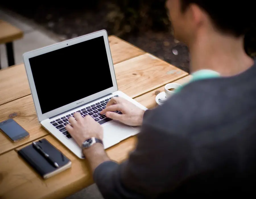 Programista pracujący na laptopie
