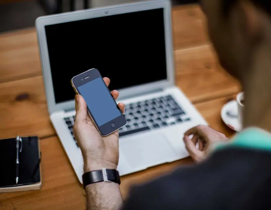 Telefon i laptop z gotową stroną